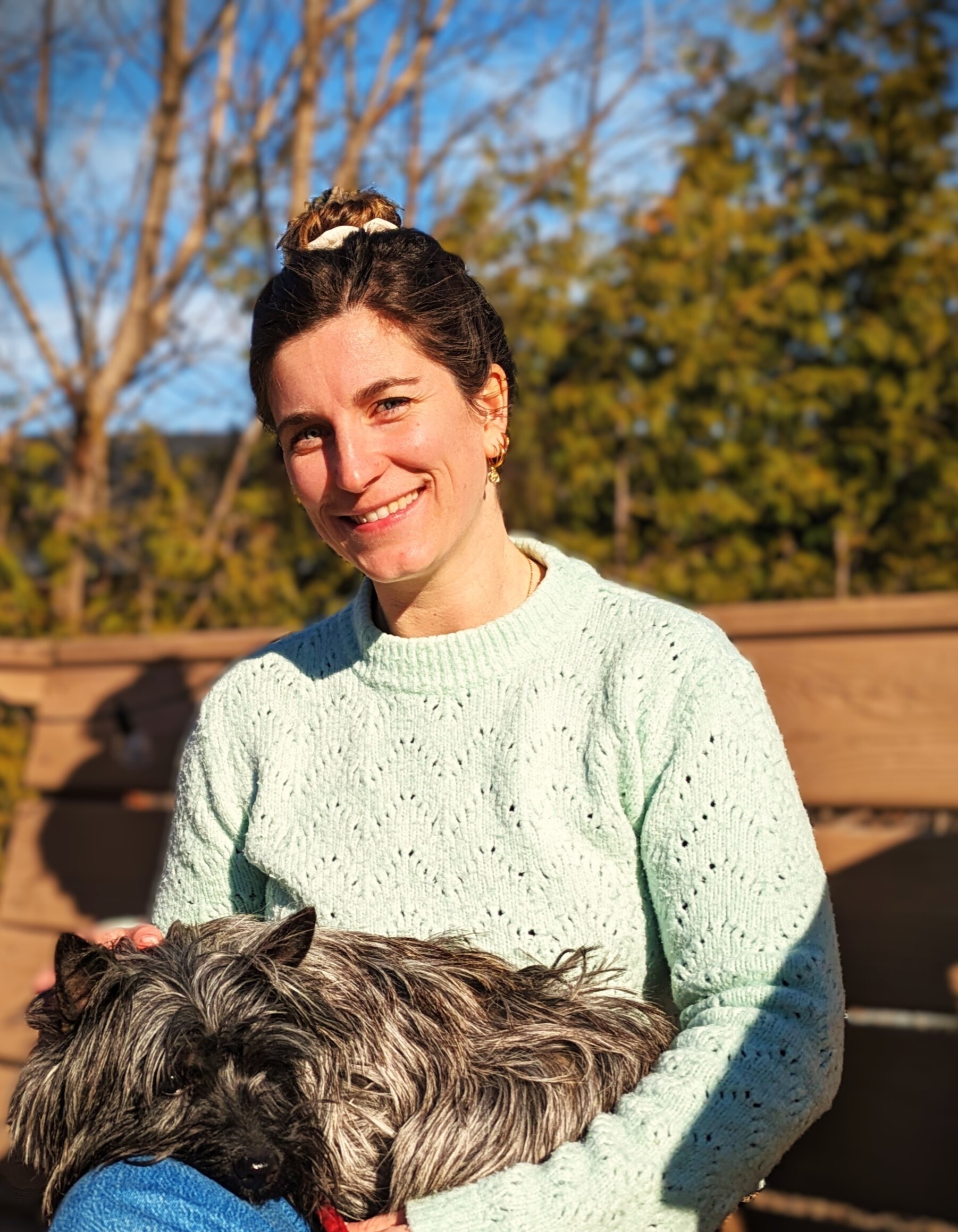Photo de Perrine avec son chien Koda sur les genoux