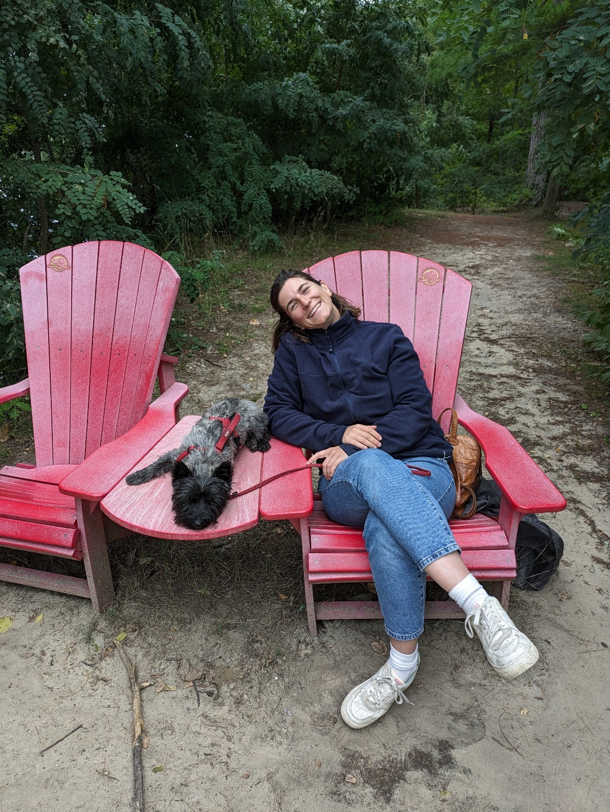 Perrine et koda dans une chaise
